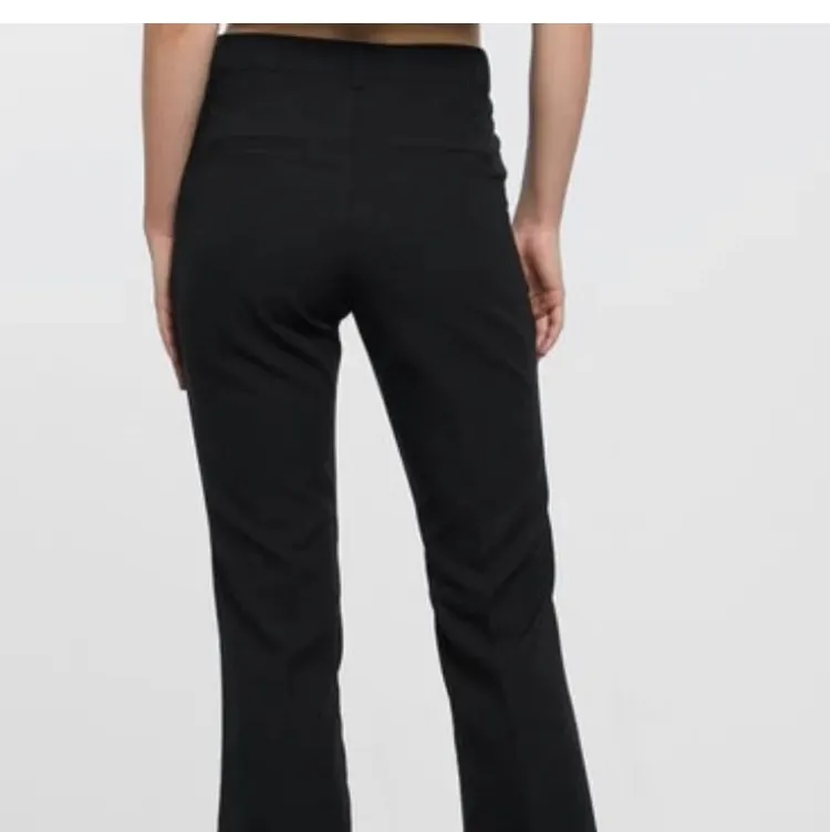 skitsnygga kostymbyxor från bikbok, andvända 1 gång! st 38💓💓💓 köpte nya på bikbok för 399 kr💜💜💜. Jeans & Byxor.