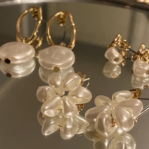 3 par örhängen  - Ytterligare 3 par örhängen som kommer frn samma paket som förra inlägget! Dessa är inte heller använda få jag ville åt några andra, helt i nyskick och super fina men tyvärr inte kommit till användning av mig! 30 Kr styck på dessa också.