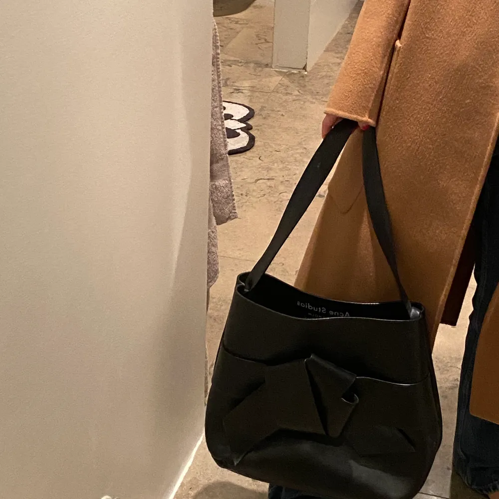 Sjukt snygg väska från Acne Studios så bra storlek får plats med dator, skolböcker, exktra kläder osv. Inköpt för 10000kr, pris kan diskuteras . Accessoarer.