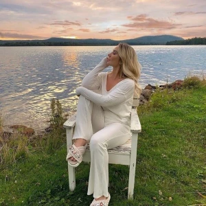 Mjukis set - Jättefint ribbat mjukis set, byxorna är helt oanvända och tröjan är använd ett fåtal gånger🤍⚡️