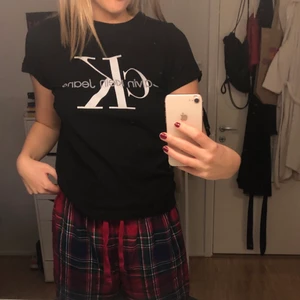 Calvin klein t-shirt - En svart Calvin Klein t-shirt med vit tryck. Storlek M men ganska liten i storlek. Aldrig använd:)🖤