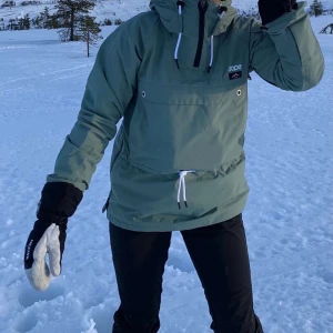 Dope jacka - Tänkte sälja min skidjacka köpte i början på 2020 så den är i bra skick. Nypris 1799kr  kom privat för fler bilder!