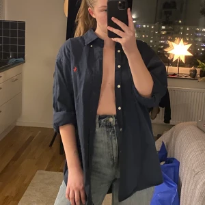 RalphLauren skjorta - snygg mörkblå RalphLauren skjorta. PRIS KAN DISKUTERAS! Kom med bud 🥰