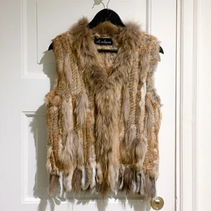 Pälsväst - Oanvänd pälsväst från MacLauren. Nypris 1,600kr. Liten gömd hake fram för att stänga. Snygg över en topp/klänning eller utanpå läderjacka. Bara blivit hängande.  📦 Har Swish. Kan skicka. Djurfritt och rökfritt hem.