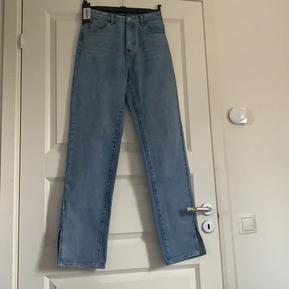 Helt oanvända blåa slit jeans från Bohoo i storlek UK 8, alltså EU 36. Jättefint skick. Säljer för 90kr. . Jeans & Byxor.
