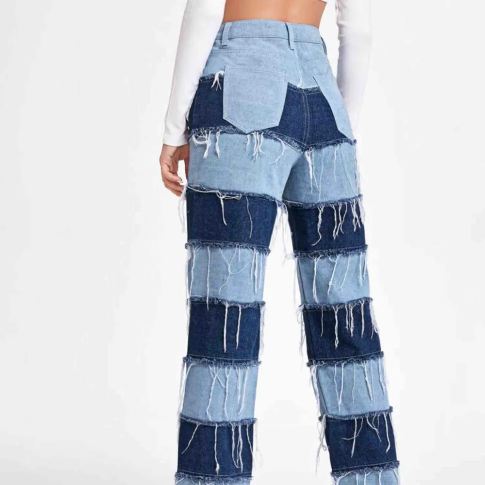 Randiga vida jeans från Shein, helt oanvända Kan ta egna bilder efter intresse. Jeans & Byxor.