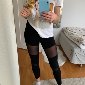 Tights med näthål - Svarta tights med näthål som är använda endast en gång. Priset kan diskuteras. Köparen står för frakten (:
