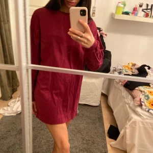 Tröja - En lång sweatshirt-klänning i mörkröd färg - nytt skick! 🌟 köparen står för frakten (63kr, spårbart)📦