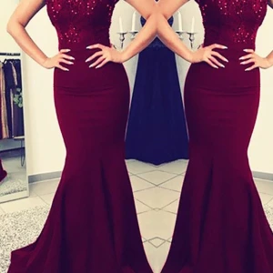 Rödvin balklänning  - Den är använd en gång och är i perfekt skick, jag älskar klänningen men jag har redan haft min bal:)