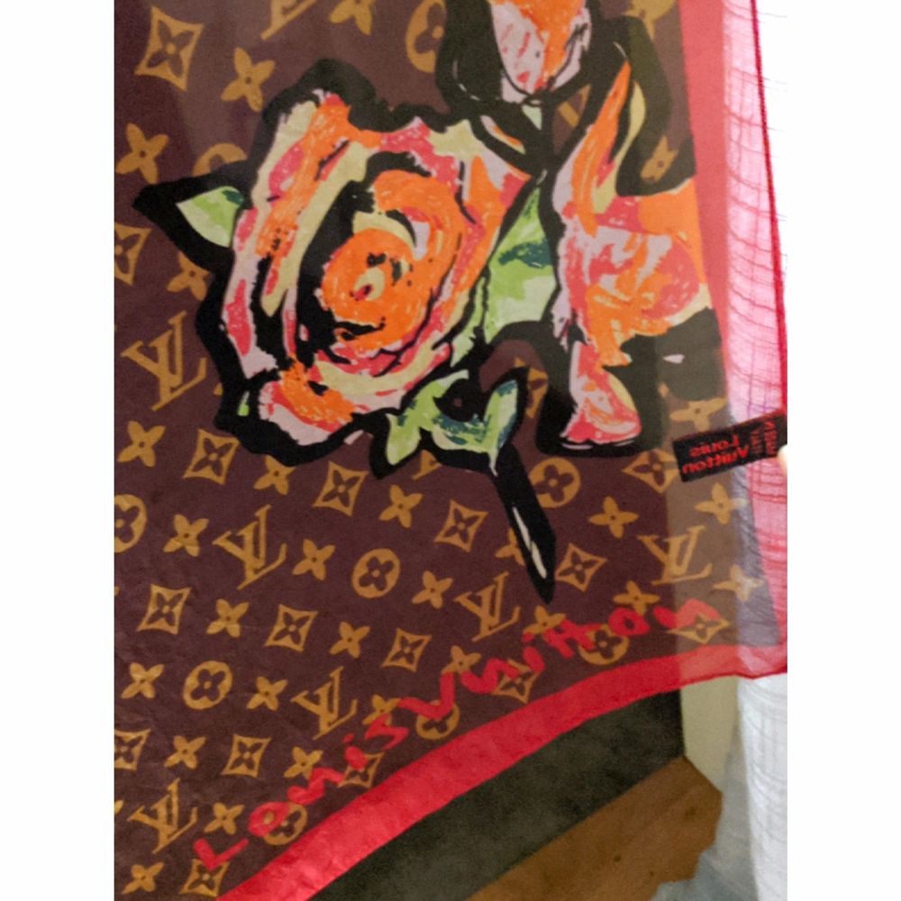 Vacker halsduk Louis Vuitton Red Roses i samarbete med graffitikonstnären Stephen Sprouse! Den har några tecken på slitage, men den är i bra begagnat skick. Replika, men otroligt fin och unik.  180x62 cm //// Priset kan diskuteras! 😊💌. Accessoarer.