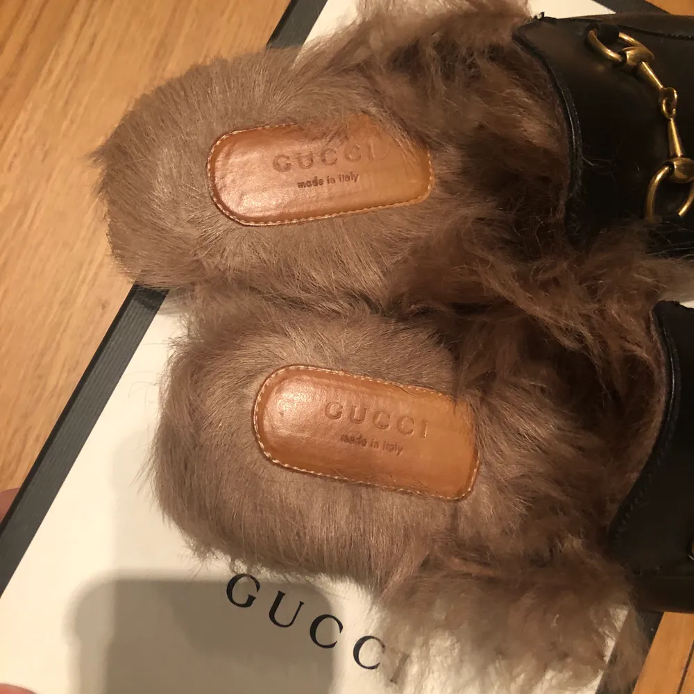 Fint begagnade svarta skinn Gucci loafers stl 36,5. Inköpta på Gucci BirgerJarlsgatan förra året. Skolåda och dustbag medkommer. Använda endast ett fåtal ggr. . Skor.