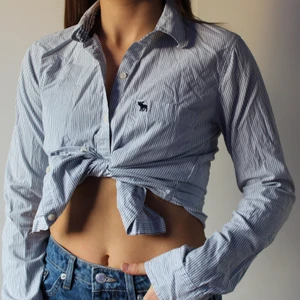 Abercrombie & Fitch skjorta  - Blårandig skjorta från Abercrombie & Fitch. Storlek XS. Nypris: 399kr
