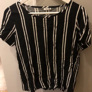 Randig t-shirt - Svart vit randig t-shirt, strl 36, pris 40 kr.                     Kan skickas mot fraktkostnad, 63 kr📦