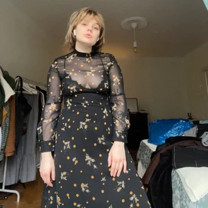 svart/orange klänning - aldrig använd jättefin klänning från Zara ca 2019/2020 (kommer inte ihåg). strl M men skulle passa S om du har större bröst då den är lite tight på mig över brösten och har vanligtvis M