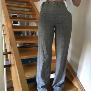 Vida kostymbyxor - Supersnygga kostymbyxor från Zara i en rak och längre modell. Strl xs men något större i storleken