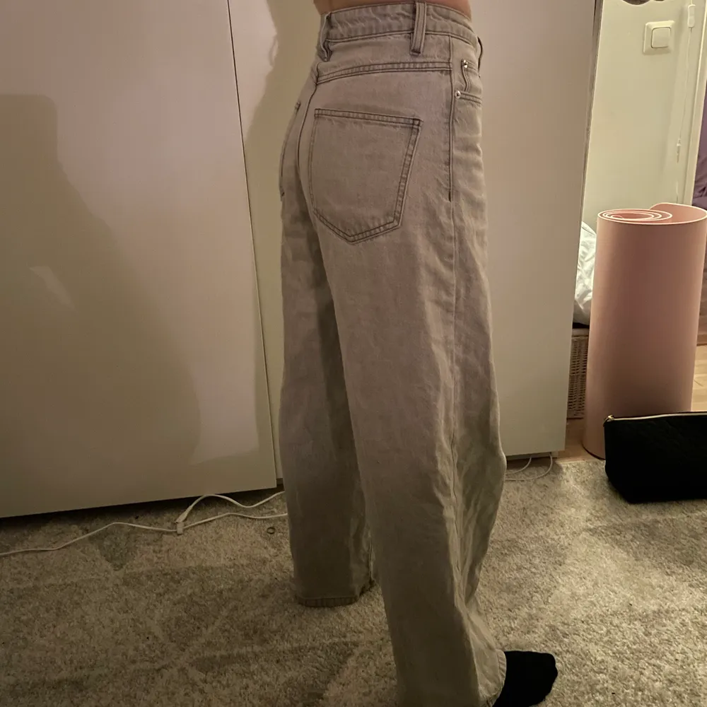 Så fina jeans från asos, HELT slutsålda!!! Finaste modellen på jeans (vida och långa), min kompis på bilden är 173 cm 💕. Jeans & Byxor.