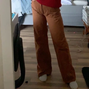 jeans - Säljer mina bruna jeans som jag köpte här på plick för kanske 1 månad sedan! (de är från monki och tror att de är modellen yoko). Säljer de då de är liiiite för stora för mig och även för långa! På bilden kommer det inte riktigt fram att de är för långa då jag står på något speciellt sätt men när jag går så råkar alltid trampa på byxorna för att de är alldeles för långa (är ca 160, så byxorna skulle nog passa någon som är 165-170?). Däremot har de inte blivit några ”skador” på byxorna trots att jag har trampat där den del haha ✨