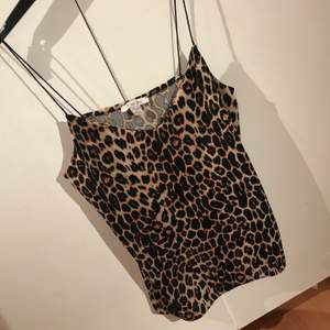 Leopardfärgat linne i storlek S endast använt en gång. 62kr inkl frakten.