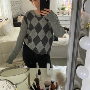 Vintage tröja - Vintage tröja i storlek M. Är köpt på secondhand. Kan mötas upp i Växjö eller fraktas där köparen står för frakten. 💕💕