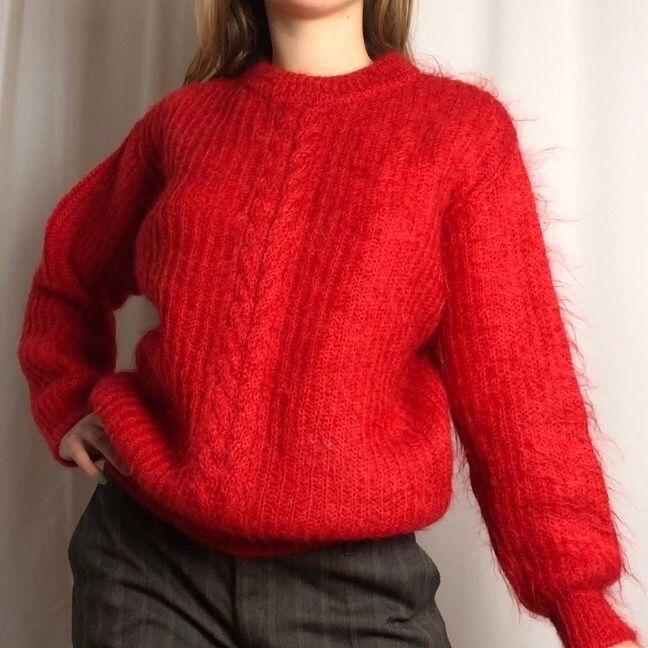 Stickad tröja, vintage från märket Belle Tricot i mycket gott skick! Materialet står på något annat språk men det är definitivt något naturmaterial som ull eller mohair-därav är den lite stickig. Står ingen storlek men passar XS-M (jag har S). +Frakt 63kr. Tröjor & Koftor.
