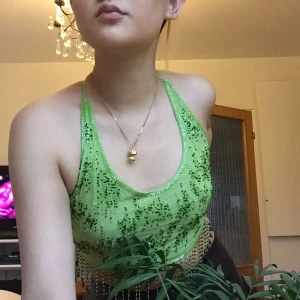 Gröntopp snörning  - Otrolig topp i en fantastisk grön färg smyckad med pärlor och paljetter, super fin att ha till sommaren 