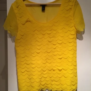  - En fin topp köpt på H&M för några år sen.
Sparsamt använd och är därför i mycket gott skick!