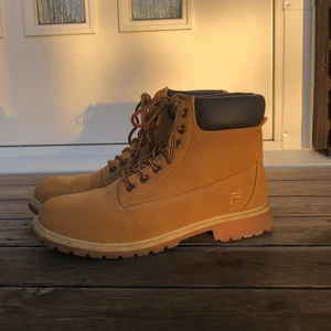 Vinterskor  - Skitsnygga vinterskor från Fila! Använda fåtal gånger och säljer dom eftersom att dom är för små för mig! FRAKT TILLKOMMER!!! 