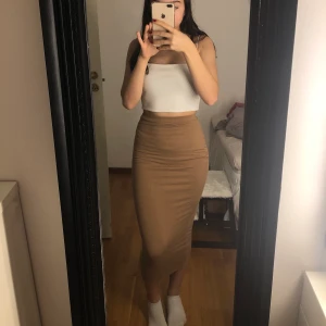 Kjol  - En brun jättefin lång kjol.  Kan mötas upp i Stockholm eller frakta (fraktavgift tillkommer) 