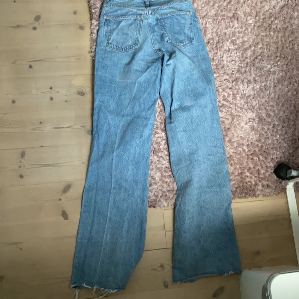 Säljer dessa jeans från zara stl 34 då dom är lite för små för mig. Passar bra i längd för mig som är 170 cm. Köpare står för frakt💕. Jeans & Byxor.