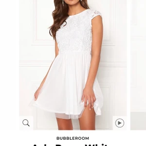 Studentklänning  - Säljer denna fina klännning som passar perfekt till skolavslutning eller student, jätte fint skick, dock 1 liten skada på baksidan, kan skicka bild! (Därför jag sänkt priset) och använd bara 1 gång. Ordinarie pris 599 kr. Frakt tillkommer och pris kan diskuteras eftersom att allt ska bort.