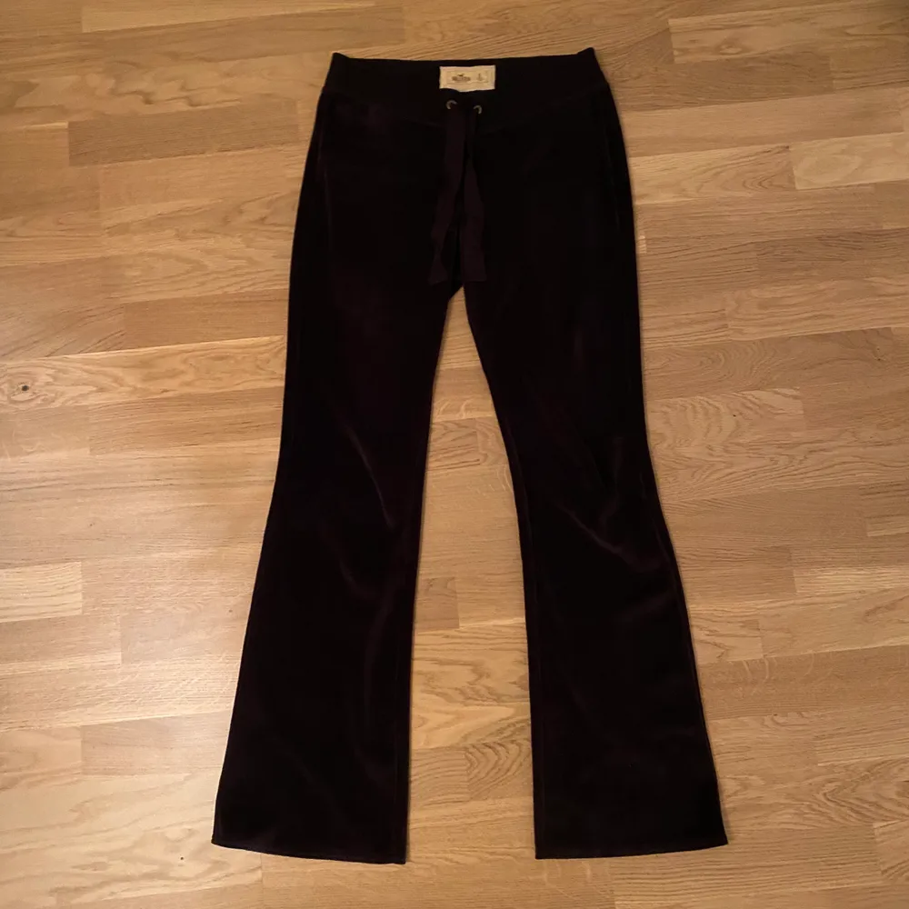 Mysbyxor i velour från Hollister i storlek S, passar även XS🤍 En ficka där bak och snören du kan knyta i midjan🦋 100 kr + frakt!. Jeans & Byxor.