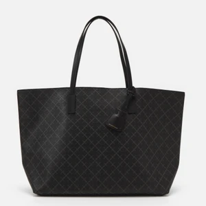 By Malene Birger (ABIGAIL) - Säljer min svart och gråa fina Malene Birger då den inte kommer till användning längre! Är köpt för. 2 200kr för två år sedan! Använt men fint skick
