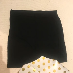 Kjol - Svart trikåkjol med omlott fram. Sparsamt använd, bra skick. Köparen betalar frakt. Skriv om du har frågor. 🖤