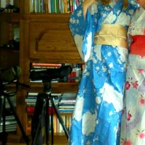 Traditionell kimono inköpt i Japan. Nypris ca. 2000 SEK. Använd 3 gånger, nyskick. Passar storlek mellan S och L. Längd anpassas vid påtagning.