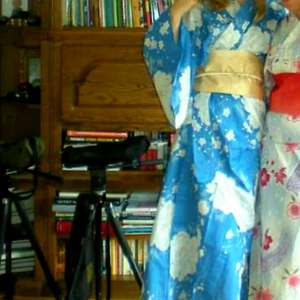 Strl S-L - Traditionell kimono inköpt i Japan. Nypris ca. 2000 SEK. Använd 3 gånger, nyskick. Passar storlek mellan S och L. Längd anpassas vid påtagning.