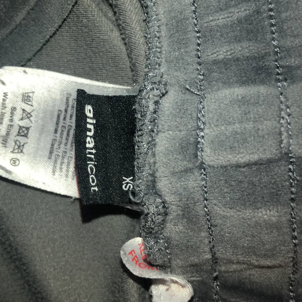 Fina Gina tricot mörkgråa mjukisbykor, i storlek xs, jag säljer dem för jag inte passar i längden. Det är bra kvalité och knappt använda. Originalpris: 229kr. Jeans & Byxor.