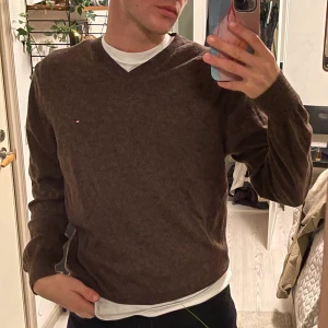 Brun stickad Tommy Hilfiger med V-cut - Så gott som oanvänd Tommy hilfiger tröja. Stl L men skulle säga att det funkar som S-L. Säljer pågrund av lite användning. Vid intresse eller frågor kan ni skriva till mig. Startpris 200, uppdaterar allt eftersom. BUDGIVNING SKER I KOMMENTARERNA!