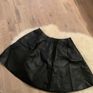 PU läder kjol  - Använd 1 gång så den är så gott som ny. Strl 34 
