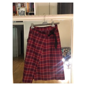 Midi kjol med slits - Supercoola röd rutig kjol med slits på sidan kjolen. Super sexig🔥 storlek 36 