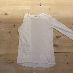 Vit långärmad t-shirt mango - Basic fin vit långärmad t-shirt från mango.🤍 Bekväm, basic, fin och mysig. (Säljer pga för smal och kort i armarna på mig). Använd, men bra skick. Strechig bomull. Liiten silverglittrig blomma i hörnet. DM vid intresse/frågor/fler bilder.❣️(Det kan du göra här under för det står ”kontakta”)Avhämtning på Södermalm eller frakt till självkostnadspris.:)