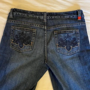 Esprit jeans - Skitsnygga esprit jeans med coola detaljer på fickorna, köpta secondhand. För korta i benen för min smak (jag är 168 cm), därför säljer jag. Aldrig använda av mig. Lite stora i midjan på mig som har ca W28, så gissar på W29 eller W30. 