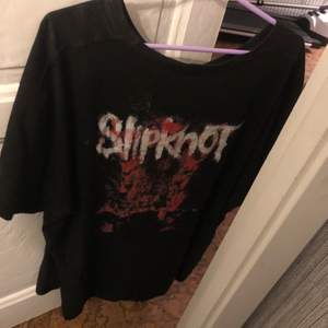 En Slipknot merch t-shirt. Tidigare köpt på emp shop för cirka 269kronor men säljer nu för jag inte lyssnar på dom lika mycket, Storlek XXL och ganska luftigt tyg (kan man säga så?¿) frakt får man stå för själv🖤