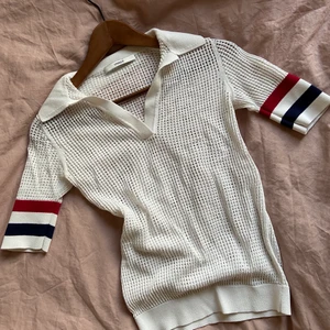 Topp Uterqüe - Snygg ”nätig” topp från spanska Utergüe. Storlek S som sitter snyggt och lyfter upp vilken outfit som helst. Har endast använd några gånger så skick är jättefint! Har två ränder i ärmsluten med marinblå och röd som sitter tight runt ärmen, vilket gör att topen får en snygg fit. Har använt den med tunn spetsbh under och trivts väldigt bra :) 