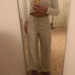 Skinnbyxor från H&M, stl 38!! Som nya - H&M skinnbyxor i benvit, bara använda ett fåtal gånger. Är i stl 38! 