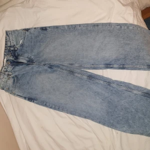 Mango culotte jeans - Breda culotte jeans från mango, har för mig att orginal priset låg på runt 500-600 kr, har aldrig användt dem då jag köpte dem i för liten storlek och ej orkade byta. Jeansen är i storlek 32 och säljer dem för 250 kr ❤