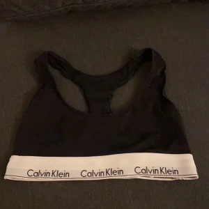 Calvin topp  - Säljer en svart Calvin topp, i storlek s. Som ni ser på andra bilden så är den lite sönder, dock inget som syns när den är på. Annars i jättebra skick. Frakt ingår 