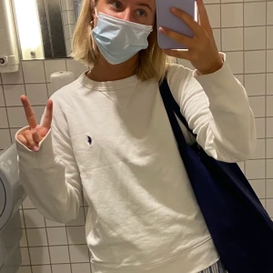 Sweatshirt - Säljer denna fina vita sweatshirt från Ralph Lauren. Den är i storlek s och sitter jättesnyggt. Den är sparsamt använd så i bra skick! Frakt tillkommer !BUDGIVNING I KOMMENTARERNA! Budgivning slutar 2/1 12:00