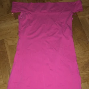 Fin rosa klänning! - Fin klänning med tajt passform, endast använd en gång på 80 tals fest. Mer bilder finns vid intresse :) 