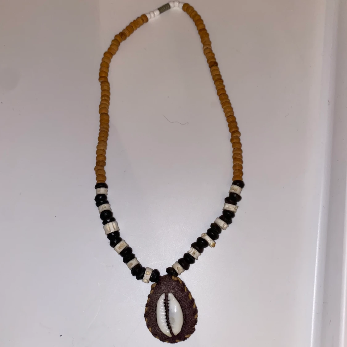 Halsband med snäcka 