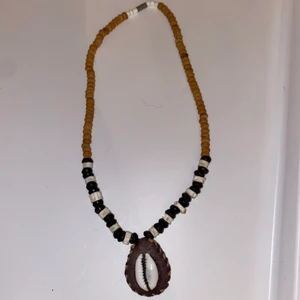 Halsband med snäcka  - Ett jättefint halsband med en snäcka, använt den en gång